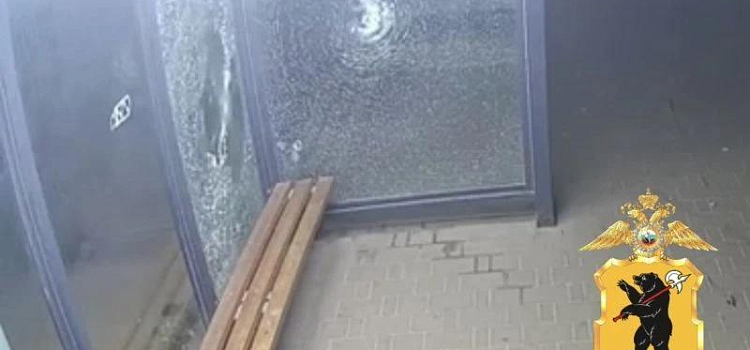 В Ярославле 20-летний парень расколотил новую остановку