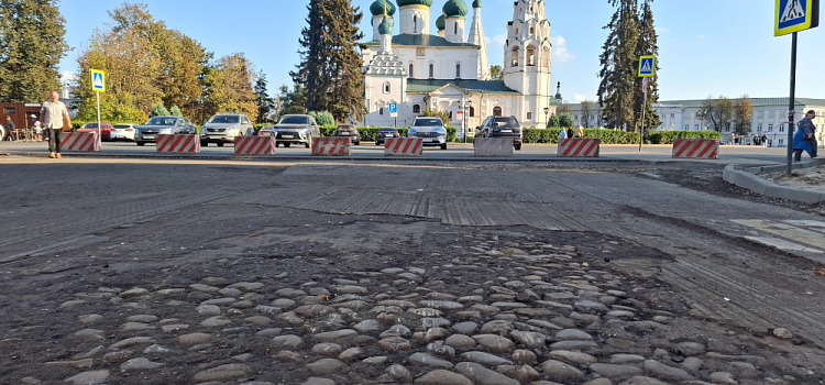 В центре Ярославля решили сохранить показавшуюся старинную булыжную мостовую