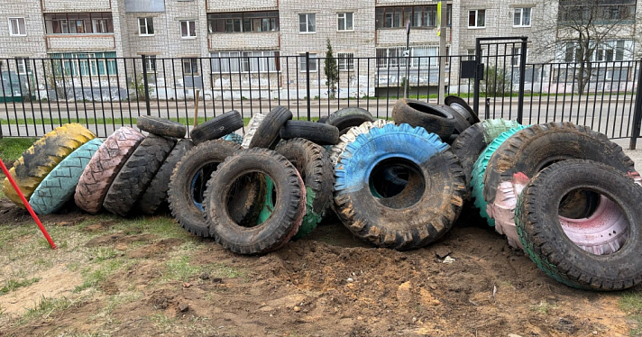 «И дышится легче»: ярославцы ломают клумбы и заборы в виде покрышек во дворах