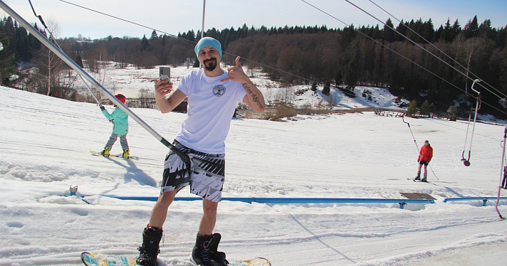 Под Ярославлем устроили массовый заезд на лыжах и сноуборде в купальниках и пижамах_268959