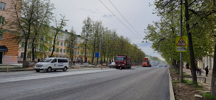 В Ярославле начали укладывать асфальт на улице Свободы_271988