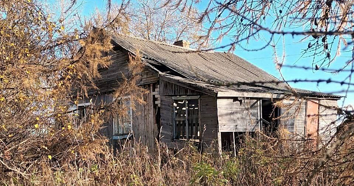 В Любиме собственник демонтировал непригодное для использования здание