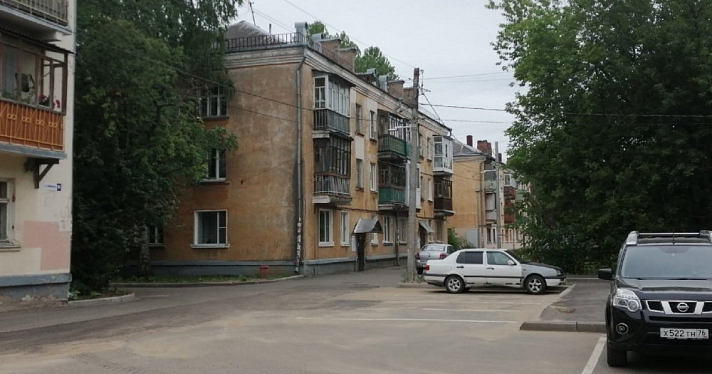 В жилом доме в Ярославле пропали двери: что произошло