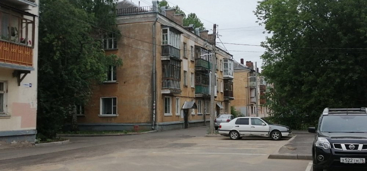 В жилом доме в Ярославле пропали двери: что произошло