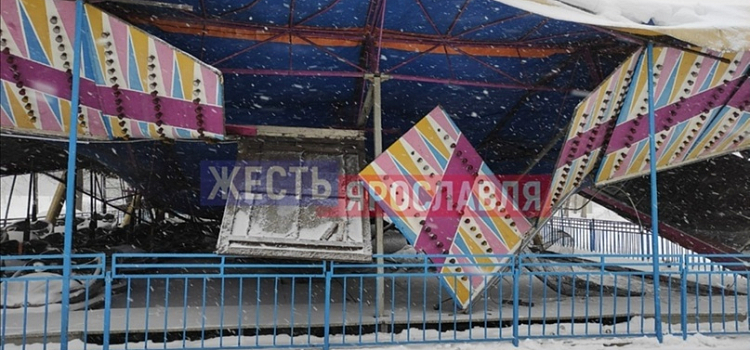 В Ярославле рухнули остановка и крыша аттракциона_259984