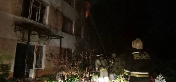 В Ярославле вновь горела заброшка в центре города_282405