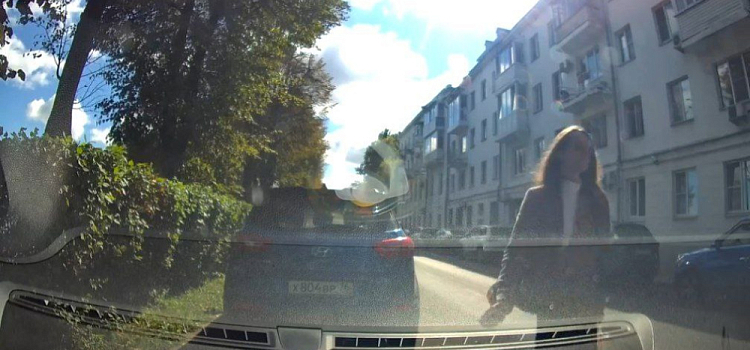 Прогуливалась с камнем и царапала машины: в центре Ярославля девушка занималась вредительством