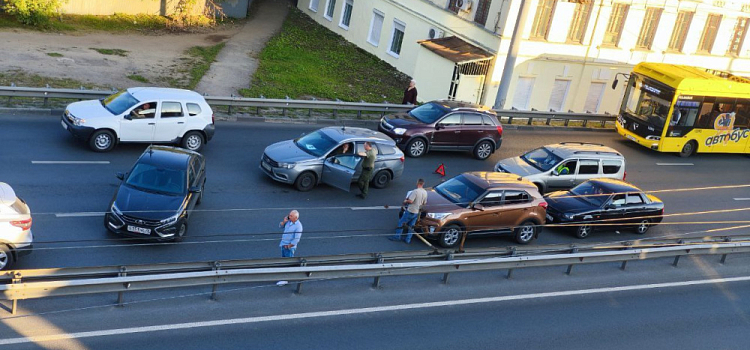 Два ДТП застопорили движение на Московском проспекте Ярославля