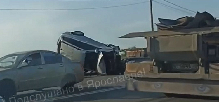 На Суринском путепроводе в Ярославле перевернулась легковушка_297506