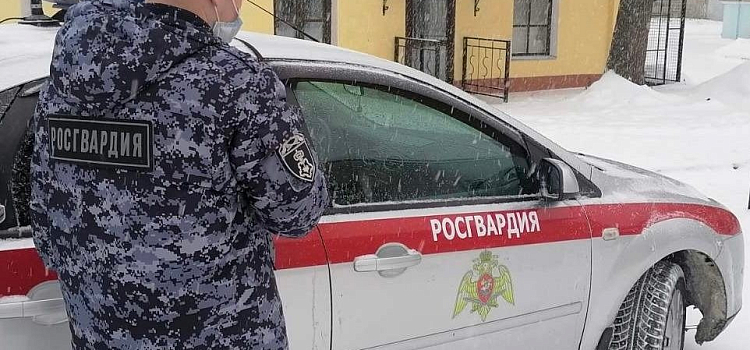 В Ярославле росгвардейцы спасли водителя от обморожения 