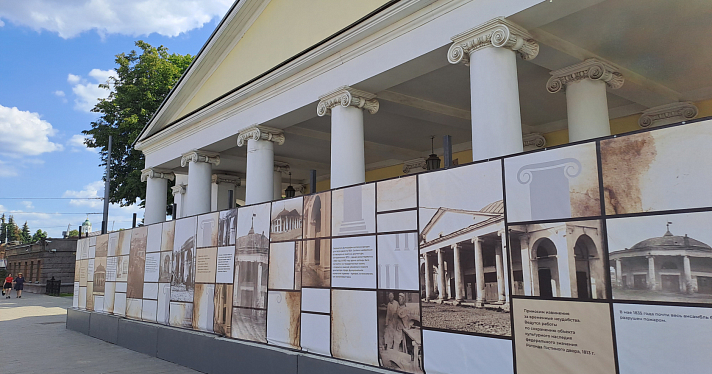 Вместо скучного забора – историческая галерея: в центре Ярославля здание на время ремонта украсили познавательными баннерами_243334
