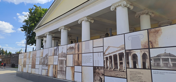 Вместо скучного забора – историческая галерея: в центре Ярославля здание на время ремонта украсили познавательными баннерами_243334