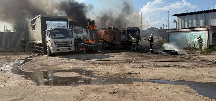Загорелся бензовоз: в Ярославле случился пожар в промзоне_300740