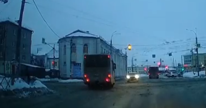 В Рыбинске водитель автобуса выехал на встречку_231226