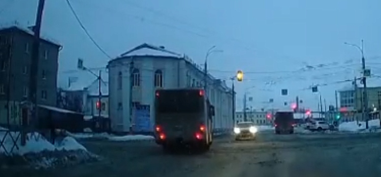В Рыбинске водитель автобуса выехал на встречку_231226