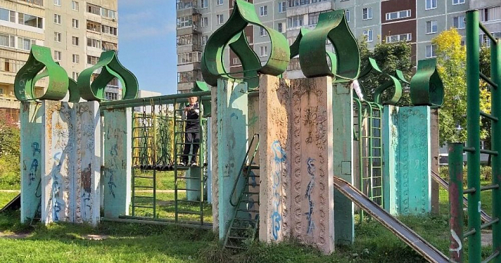 Из непригодной детской площадки в арт-объект: глава Дзержинского района предложила жителям решить судьбу городка из девяностых
