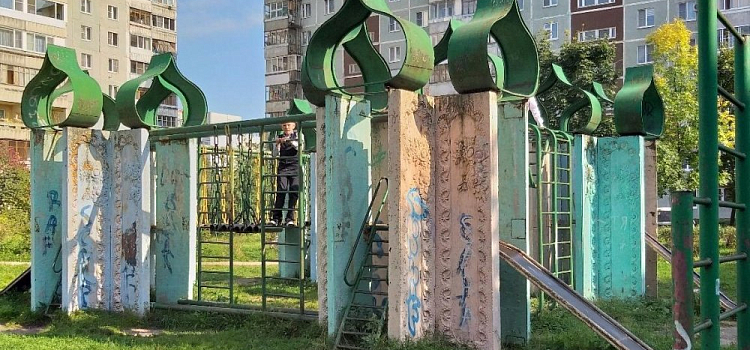 Из непригодной детской площадки в арт-объект: глава Дзержинского района предложила жителям решить судьбу городка из девяностых