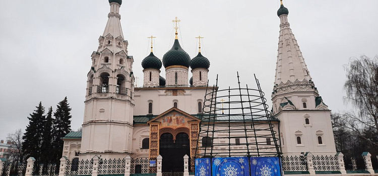 В Ярославле на Советской площади начали устанавливать елку