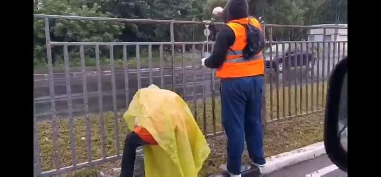 В Заволжском районе в дождь красили ограждение на разделительной полосе