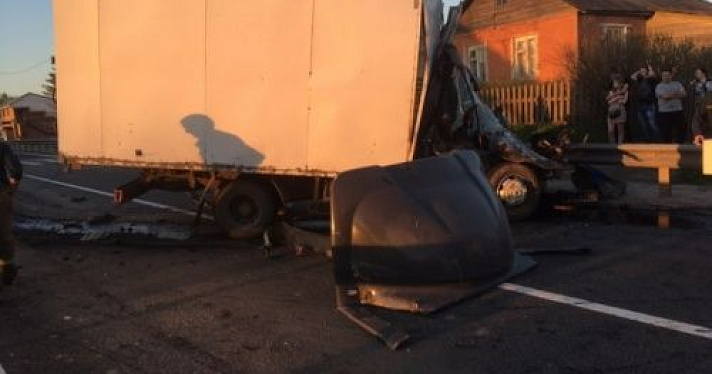 Два грузовика столкнулись на трассе М8 в Ярославской области