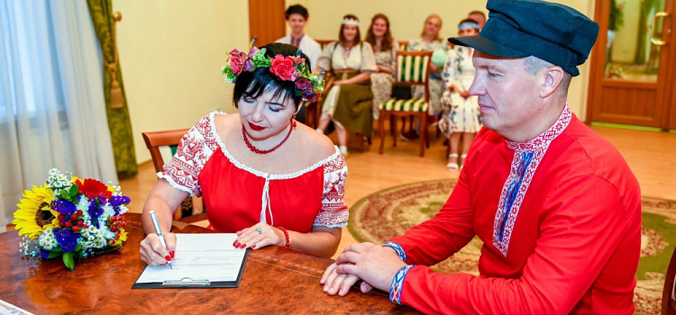 Влюблённые москвичи сыграли славянскую свадьбу в Ярославской области