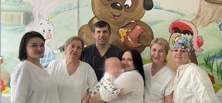 В Ярославле малыш обварился кипятком, опрокинув на себя чайник
