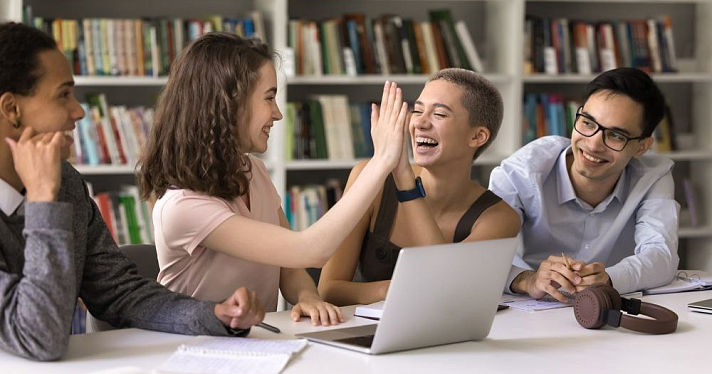 Для ярославских школьников и студентов запустили ИИ-ассистентов для учёбы и создания изображений