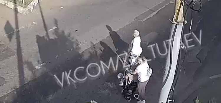 «Надеемся, что все в порядке»: в Тутаеве коляска с ребенком сделала кульбит на пешеходном переходе
