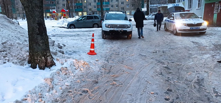 В Ярославской области подросток во дворе дома попал под машину_233017