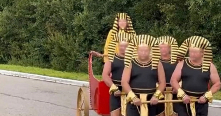 На ярославском предприятии пояснили, почему сотрудники везли колесницу с директором в роли фараона