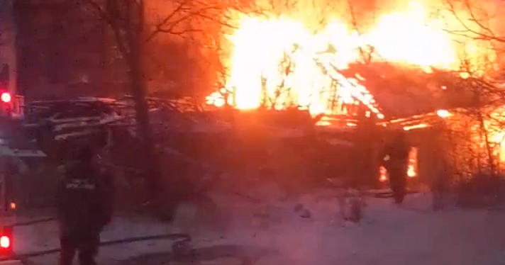 Во Фрунзенском районе сгорел заброшенный деревянный дом_227634