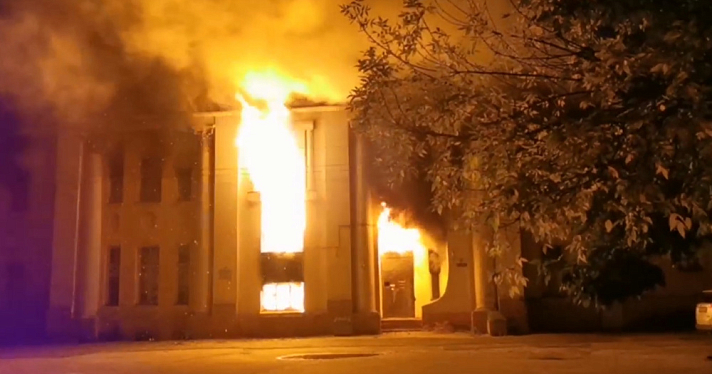 В центре Ярославля загорелось здание усадьбы Вахрамеевых