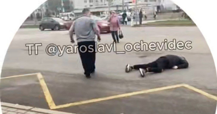 Пнул автобус: в Ярославле водитель с одного удара уложил пешехода
