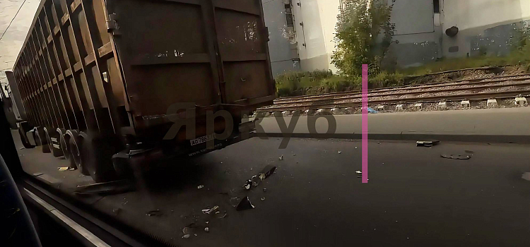 «Посыпались осколки»: в Ярославле автобус врезался в припаркованный грузовик у моторного завода_322990