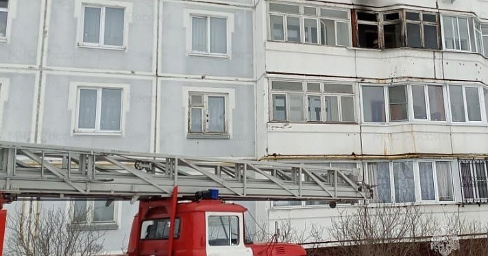 В Ярославской области пожарные спасли ребенка с балкона горящей квартиры