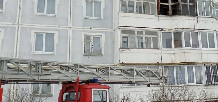 В Ярославской области пожарные спасли ребенка с балкона горящей квартиры