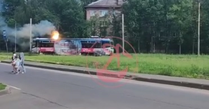 В Ярославле на остановке загорелся трамвай