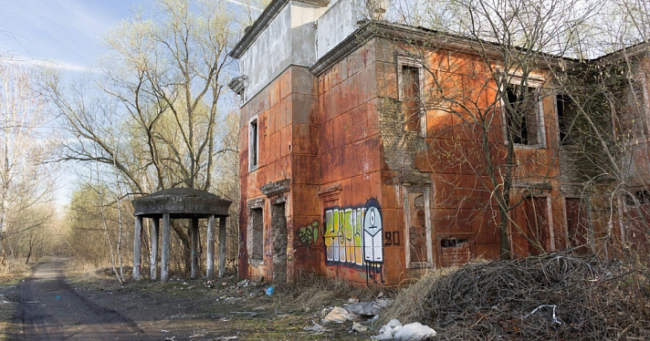 Могли бы стать туристическими объектами: в Ярославле хотят снести исторические здания и беседку на берегу Волги