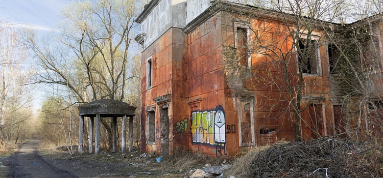 Могли бы стать туристическими объектами: в Ярославле хотят снести исторические здания и беседку на берегу Волги