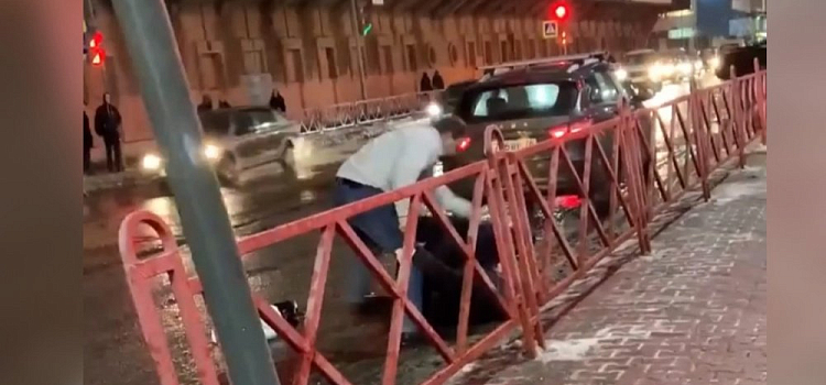 «Да мне плевать, кого бить»: в центре Ярославля таксист напал на женщину