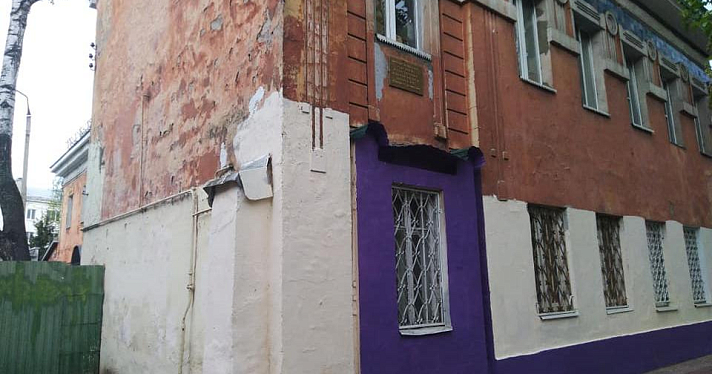 Ярославец раскрасил фиолетовой краской фасад объекта культурного наследия