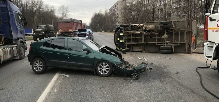 Газель перевернулась на бок: в Ярославле столкнулись три автомобиля