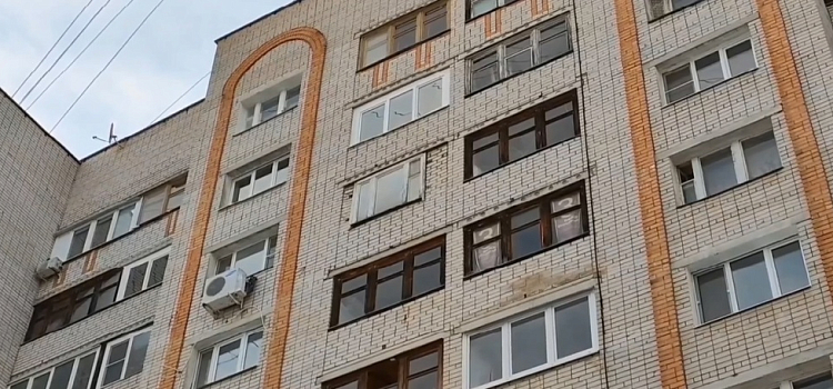 Пьянствует, тащит хлам и не пускает газовщиков: жители дома на улице Панина пожаловались на нерадивого соседа