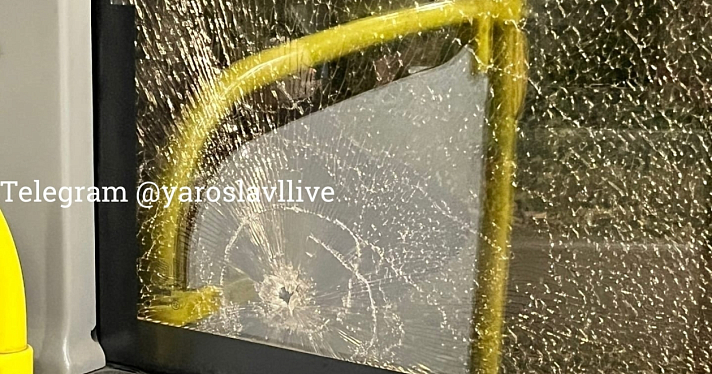 В Ярославле неизвестные обстреляли автобус_223098