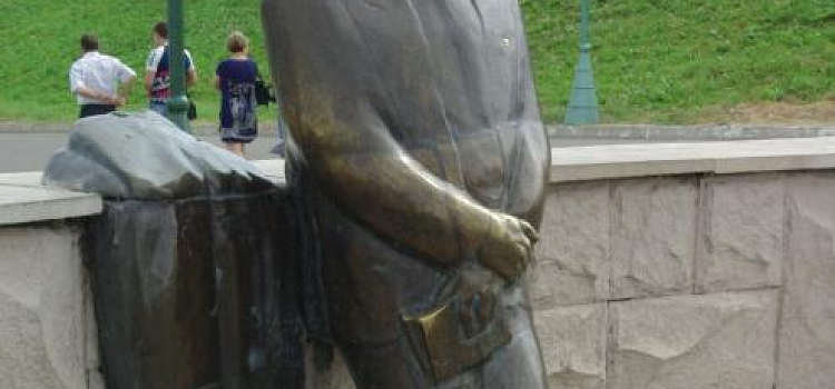 В Рыбинске восстановлен памятник Льву Ошанину 