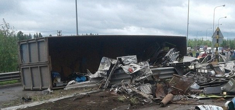 Километровая пробка на Юбилейном мосту: перевернулась фура