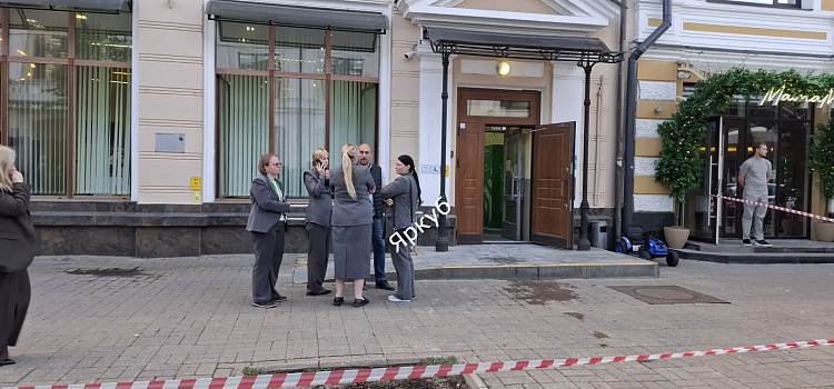 Второй случай за два часа: неизвестные подожгли отделение банка в центре Ярославля_317763