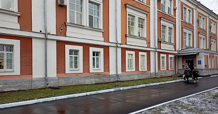 В Ярославле отремонтировали территорию больницы скорой медицинской помощи имени Соловьёва