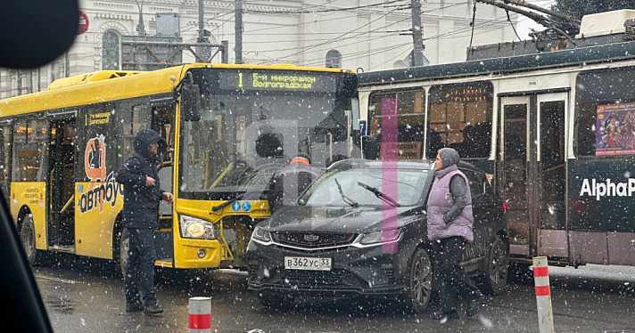 Начинаются пробки: на площади Волкова автобус столкнулся с легковым автомобилем