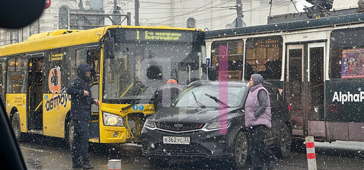 Начинаются пробки: на площади Волкова автобус столкнулся с легковым автомобилем
